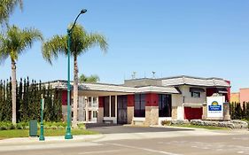 Days Inn & Suites By Wyndham Anaheim At Disneyland Park